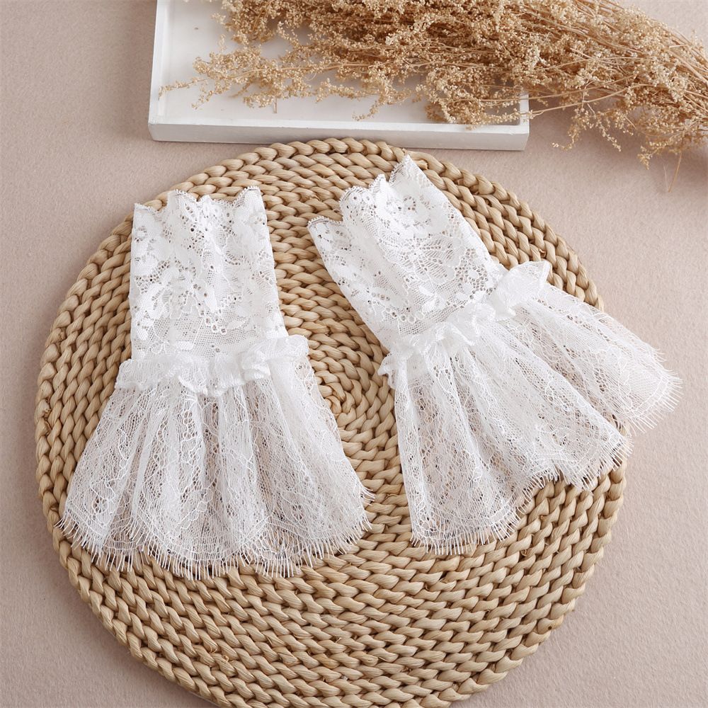 4pcs  gloves with white sleeves and women's sexy lace elastic bracelet cuffs, suitable for role-playing, weddings, tea parties, and masquerade parties.  White