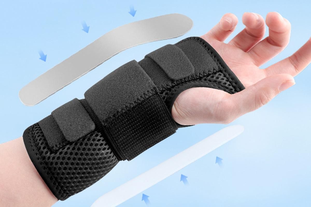 Adjustable Wrist Brace with Removable Steel Splint for Carpal Tunnel Support - Black & Right & S