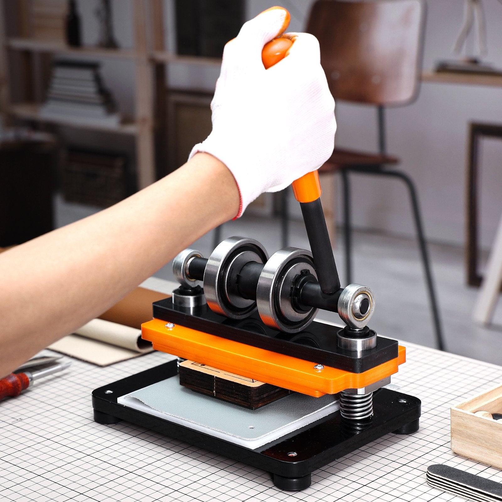 Leather Cutting Machine, 7.1 x 3.9 in Embossing Plate Manual Die Cutter, 0.47 in Pressure Stroke Leather Embossing Machine, Dual Guide Shafts Die Cut Machine for Various of Materials